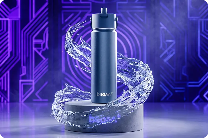 UVBrite Beam+ Flasche umgeben von wirbelndem, klarem Wasser